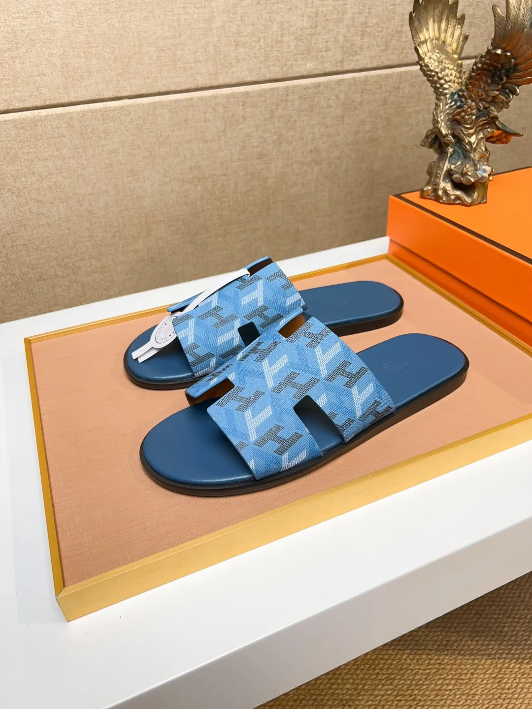 Men's clothing and shoes 💰280 💅💅💅 new arrival. Hermes Hermes official website latest counter synchronized new oran color leather H slippers, the original Paris version flew back to the original model and opened the mold to make it perfectly🍌The highest quality Sincerity, you can enter and leave the counter at will [Deyi] The upper is made of original customized  colored palm prints, crocodile print, ostrich print, colored cow leather, colored cow suede, 🤔 horse hair, 🥳 colored diamonds, 🥰 3D printing, and other genuine leather slippers, imported cow pattern foot pad lining, Italian  latest original genuine leather combination outsole Code number: 38-48 (customized at 46.47.48) Can be made into picture combination sole with genuine leather pattern and ordinary molded outsole